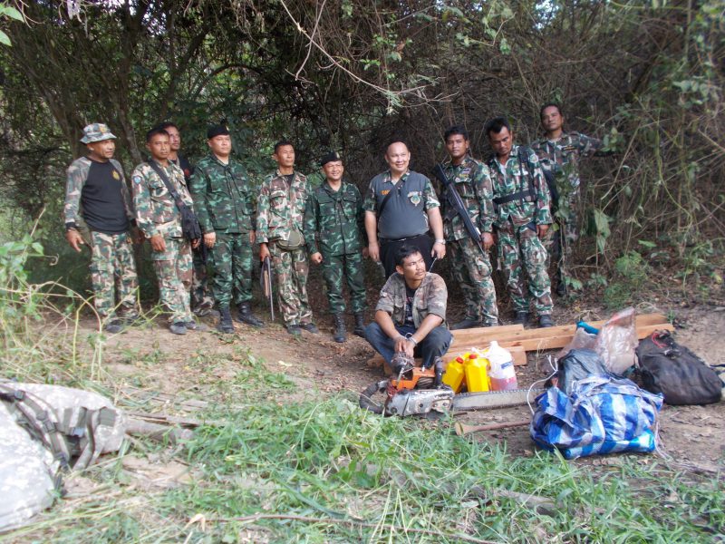 กาญจนบุรี  หัวหน้าอุทยานแห่งชาติแก่งกระจานนำ คณะเจ้าหน้าที่เข้าจับแก๊งลักลอบตัดไม้