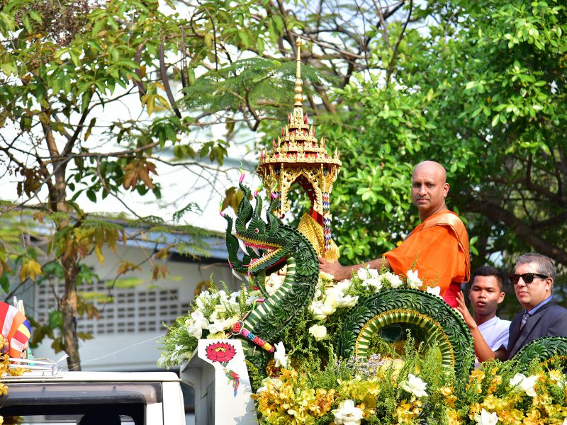 นครปฐม จัดพิธีอัญเชิญพระบรมสารีริกธาตุจากประเทศศรีลังกา พิธีกางธงฉัพพรรณรังสีที่ใหญ่ที่สุดในโลก
