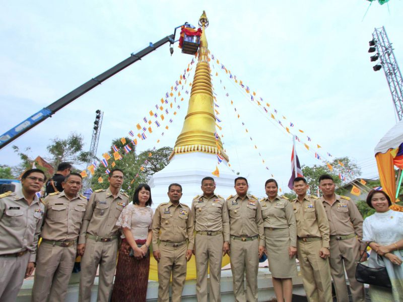 พ่อเมืองปทุมธานีอัญเชิญพระอัฐิธาตุบรรจุยอดพระเจดีย์มอญอายุราว200ปี วัดโคก ปทุมธานี