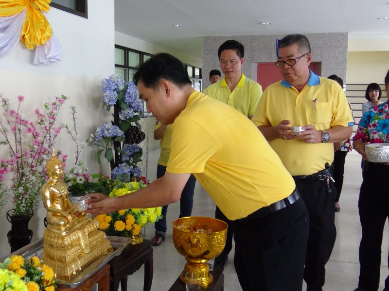 นครปฐม  โรงพยาบาลสามพรานจัดกิจกรรมสรงน้ำพระรดน้ำขอพรผู้สูงอายุและผู้บริหาร