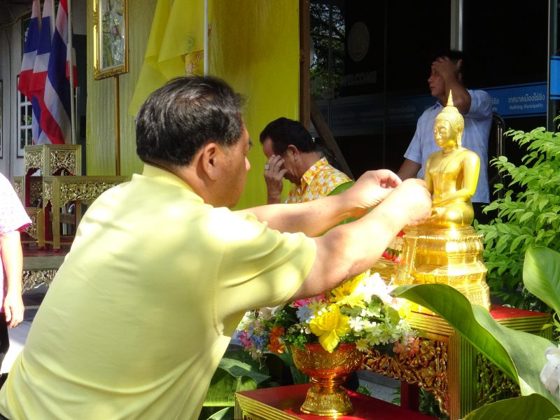 นครปฐม    เทศบาลเมืองไร่ขิงจัดกิจกรรมสรงน้ำพระรดน้ำดำหัวขอพรคณะผู้บริหาร