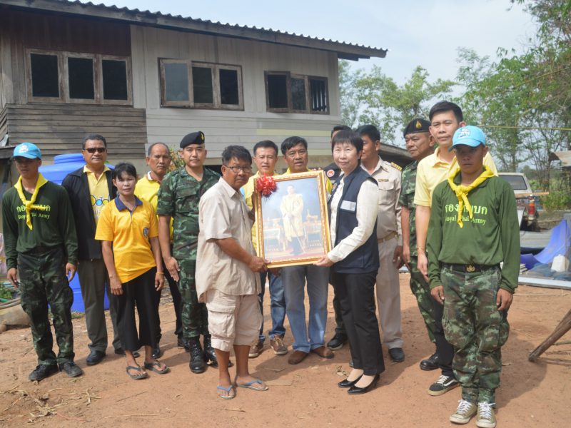 กาญจนบุรี. ทหารจากศูนย์บรรเทาสาธารณภัย กองพลทหารราบที่ 9 สร้างบ้านให้กับประชาชนถูกพายุฤดูร้อนพัดพังเสียหาย