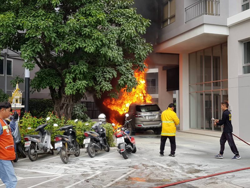 อยุธยา. เกิดเหตุเพลิงไหม้รถยนต์หน้าคอนโดหรูวอดทั้งคันคาดสาเหตุเกิดจากระบบไฟฟ้าเครื่องยนต์ขัดข้อง