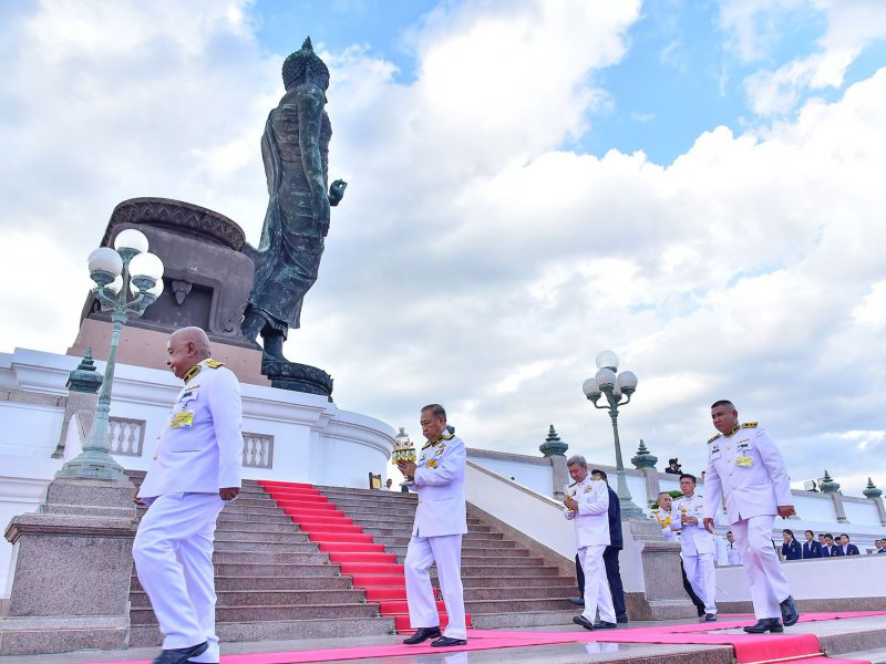 พระบาทสมเด็จพระเจ้าอยู่หัว ทรงพระกรุณาโปรดเกล้าฯ ให้องคมนตรีเป็นผู้แทนพระองค์ ในการประกอบพิธีเวียนเทียน เนื่องในวันอาสาฬหบูชา