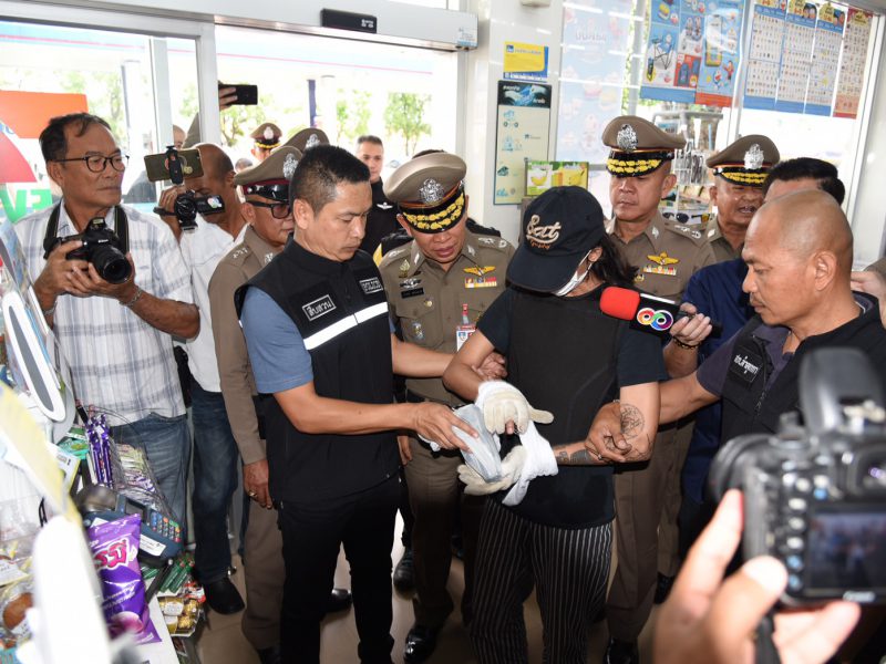 ปทุมธานี  รวบ2คนร้ายบุกจี้ร้านสะดวกซื้อคุมตัวทำแผน