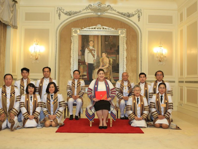 มทร.รัตนโกสินทร์  ทูลเกล้าทูลกระหม่อมถวายปริญญาศิลปดุษฎีบัณฑิตกิตติมศักดิ์ สาขาจิตรกรรมไทย แด่พระเจ้าวรวงศ์เธอ พระองค์เจ้าสิริภาจุฑาภรณ์