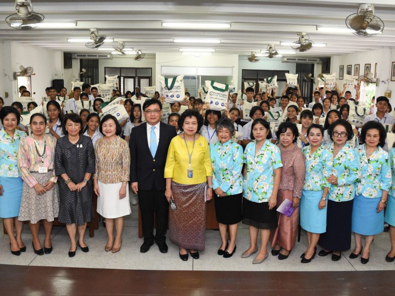 สภาสตรีแห่งชาติฯดูแลเยาชนมูลนิธิร่วมจิตต์น้อมเกล้าฯจัดเลี้ยงอาหารกลางวันและมอบทุนการศึกษา