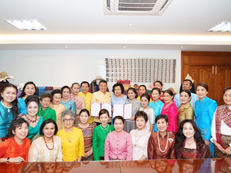 สภาสตรีผนึกกำลัง พช. รณรงค์การใส่ผ้าไทยทั่วประเทศ
