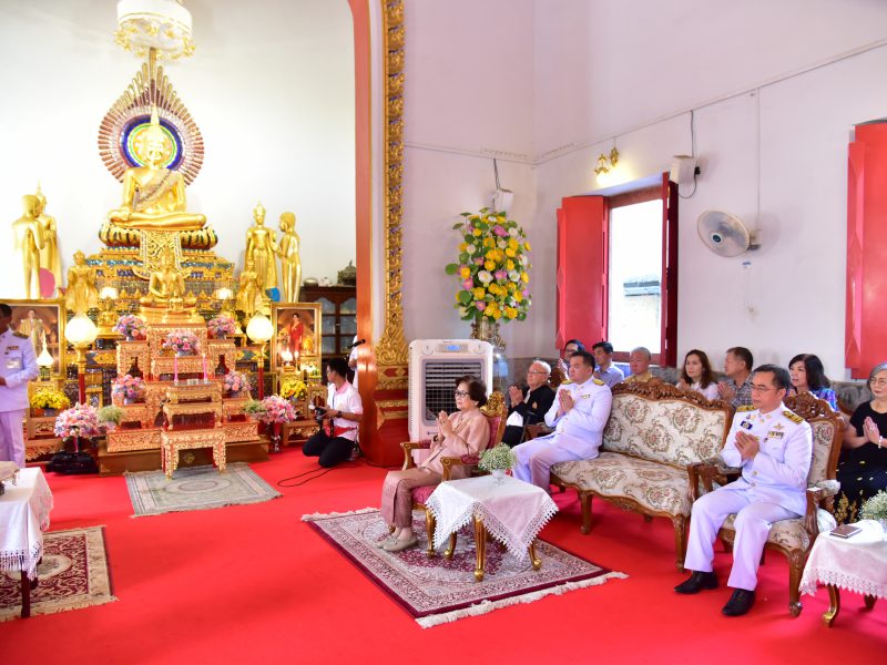 พระบาทสมเด็จพระเจ้าอยู่หัว ทรงพระกรุณาโปรดเกล้าโปรดกระหม่อม พระราชทานผ้าพระกฐิน ถวายพระสงฆ์จำพรรษาถ้วนไตรมาส ณ จังหวัดนครปฐม