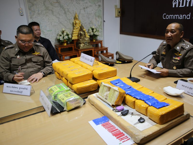 สิงห์บุรี   จับกุมยาเสพติดให้โทษรายใหญ่ ในพื้นที่ สภ.เมืองสิงห์บุรี พบยาบ้า 300,000เม็ด ยาไอซ์ 2,065กรัม ซุกซ่อนอยู่ในป่ากล้วยข้างบ้านพัก