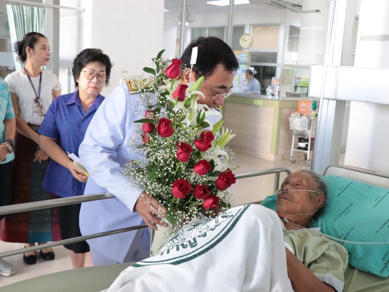 กาญจนบุรี   ผู้ว่าฯเป็นผู้แทนพระองค์ นำแจกันดอกไม้พระราชทาน แก่นายผู้แพร พิทักษ์ชาตคีรี อายุ 81 ปี