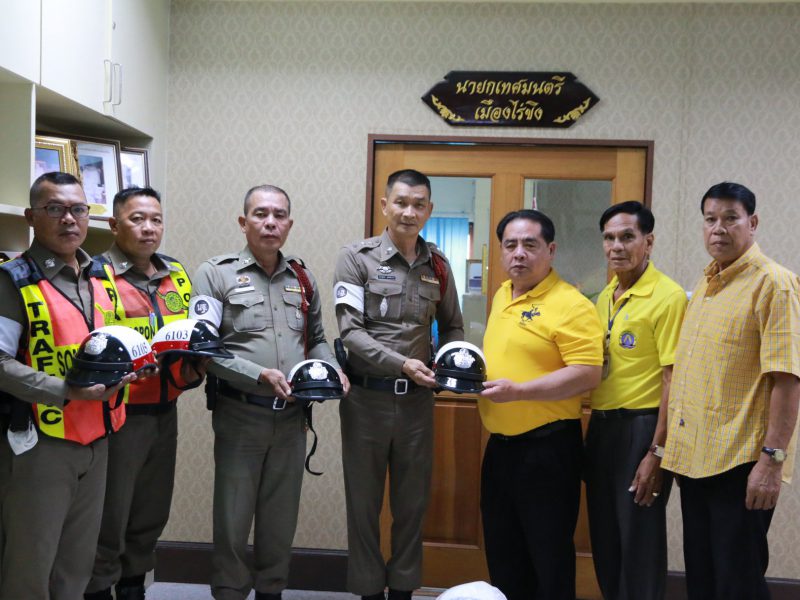 นครปฐม  นายกเทศมนตรีเมืองไร่ขิงมอบหมวกกันน๊อคจราจรให้ตำรวจจราจรสภ.สามพราน