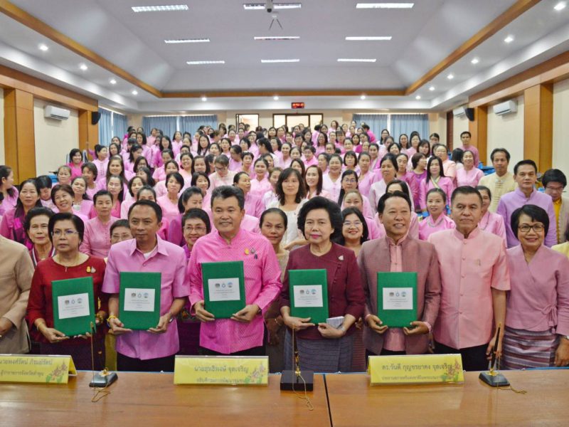 พช จับมือสภาสตรี เชิดชูผ้าไหมยกดอกลำพูน รณรงค์สตรีลำพูน สวมใส่ผ้าไทย สืบสานภูมิปัญญา