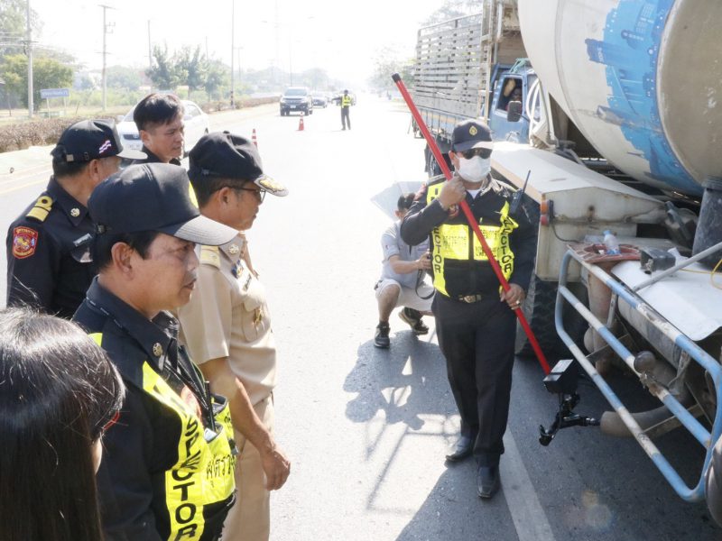 ขนส่งจังหวัดสิงห์บุรี ตั้งจุดตรวจรถควันดำ ลดฝุ่น PM 2.5