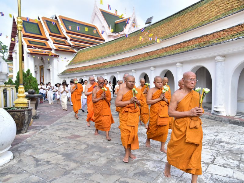 พุทธศาสนิกชนชาวจังหวัดนครปฐมร่วมพิธีบำเพ็ญกุศลและเวียนเทียนประทักษิณรอบองค์พระปฐมเจดีย์เนื่องในวันมาฆบูชา ประจำปี 2563