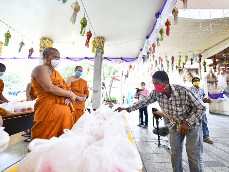 นครปฐม  วัดไร่ขิงสนองพระบัญชาสมเด็จพระสังฆราช สู้ภัยโควิด-19จัดโรงทานสงเคราะห์แจกข้าวกล่องประชาชน