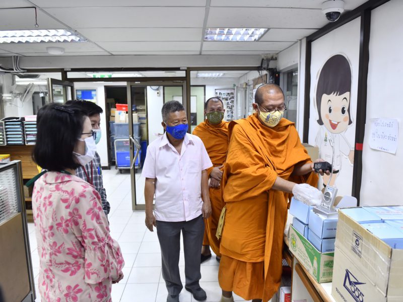 หลวงพี่น้ำฝนโดยกองทุนหลวงพ่อพูลมอบเครื่องอินเตอร์คอม ไมโครโฟน ลำโพง ให้โรงพยาบาลศิริราช