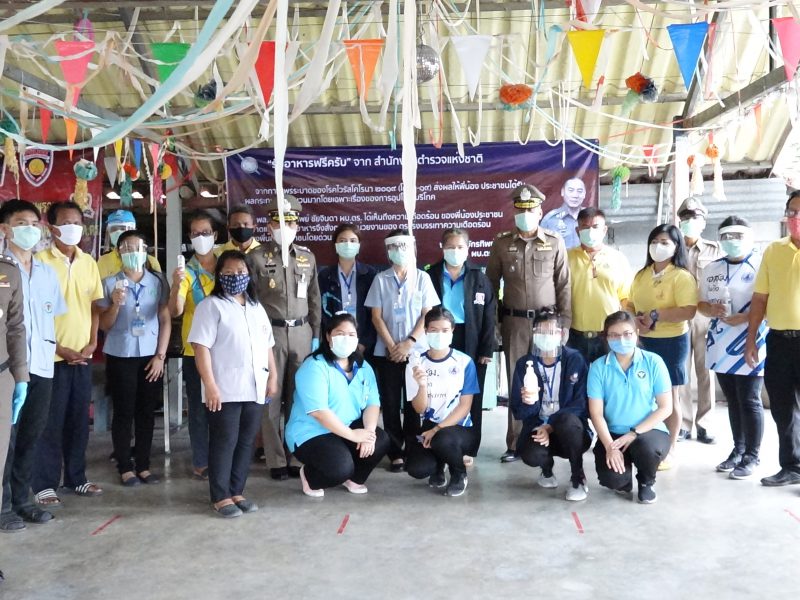 นครปฐม   สภ.สามพรานมอบอาหารน้ำดื่มข้าวสารถุงยังชีพตามโครงการ”รับอาหารฟรีครับ”จากสำนักงานตำรวจแห่งชาติ