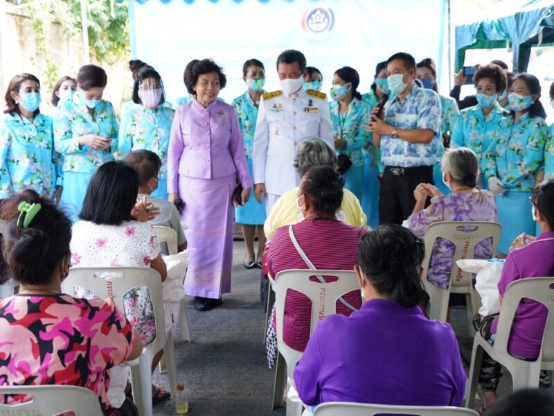 พช.ร่วมกับ สภาสตรีแห่งชาติฯ มอบถุงยังชีพช่วยเหลือแบ่งปันให้ชาวชุมชนวัดโสมนัสฯ คลายทุกข์วิกฤตไวรัสโควิด-19 ในโครงการ “เติมความสุข บรรเทาความทุกข์ ด้วยการแบ่งปัน”