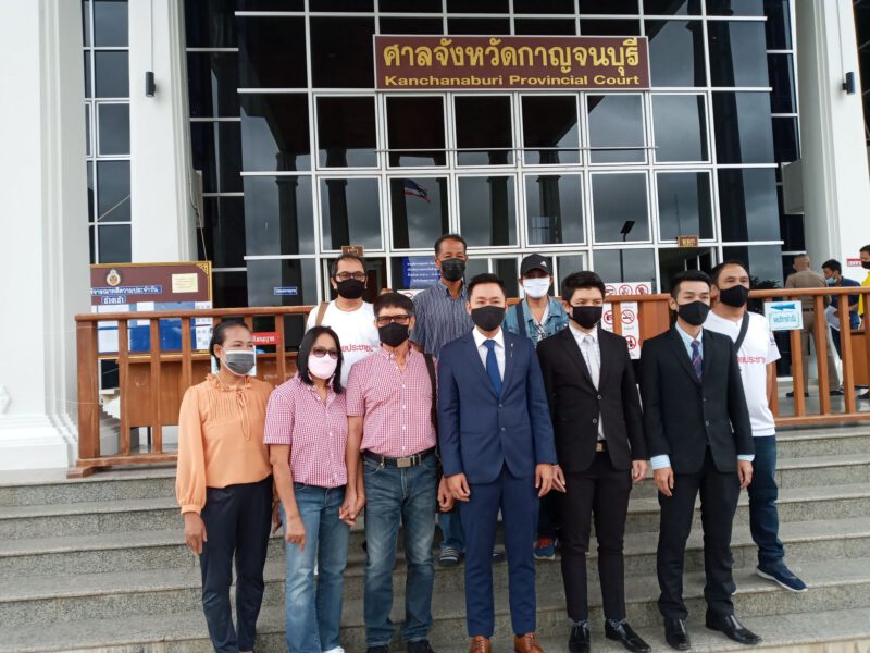 กาญจนบุรี  คู่กรณีหวย 30 ล้านเดินทางมาศาลตามนัด ต่างฝ่ายต่างมั่นใจ ลุงจรูญเชื่อคดีไม่มีพลิก
