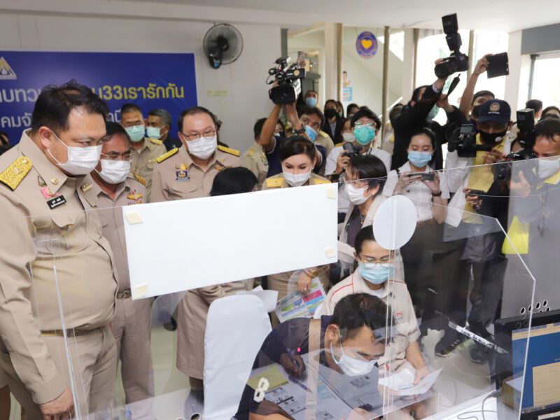 ปทุมธานี  รมว.แรงงาน “สุชาติ” ลงพื้นที่ตรวจเยี่ยม ศูนย์ประสานงานทบทวนสิทธิ ม33เรารักกันฯ และหน่วยเคลื่อนที่