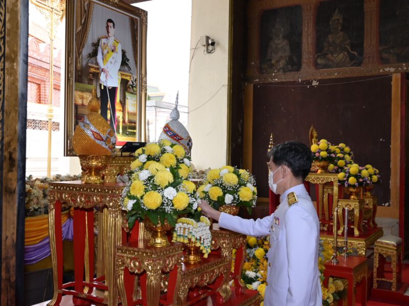 พระบาทสมเด็จพระเจ้าอยู่หัว ทรงพระกรุณาโปรดเกล้าโปรดกระหม่อม พระราชทานเทียนพรรษา ณ วัดพระปฐมเจดีย์ราชวรมหาวิหาร จังหวัดนครปฐม เนื่องในวันเข้าพรรษา