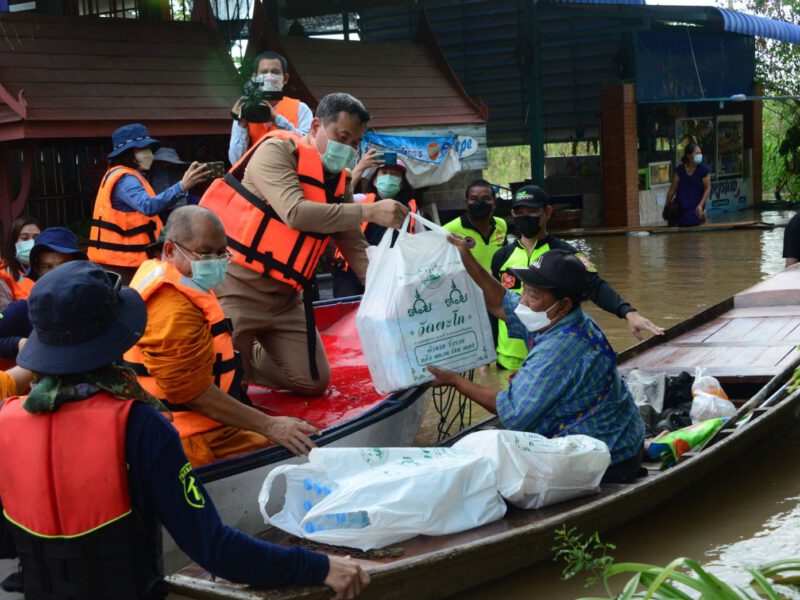 อยุธยา  ปลัดกระทรวงมหาดไทยร่วมกับคณะสงฆ์อยุธยา-ลพบุรี ลงพื้นที่ช่วยเหลือวัดและประชาชนที่ประสบอุทกภัย