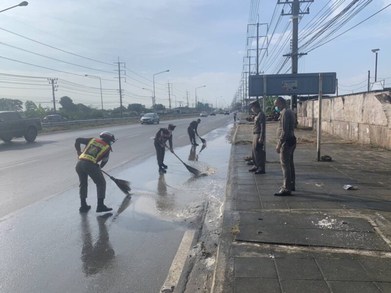 นครปฐม  ชาวบ้านชื่นชมตำรวจสภ.สามพราน​เก็บขยะระบายน้ำขังถนนลดอุบัติเหตุ