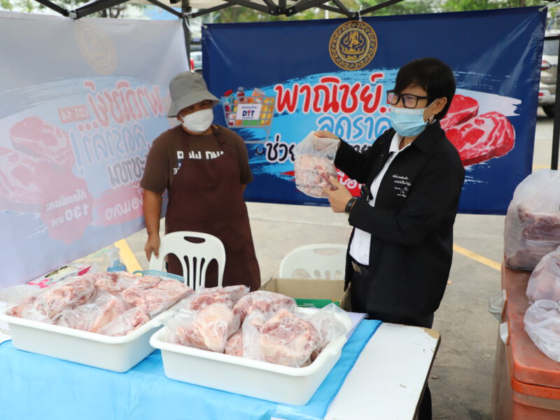 สมุทรสาคร   พาณิชย์จังหวัดเชิญชวนซื้อ หมูพาณิชย์ ลดราคา ช่วยประชาชน โลละ 130 บาท