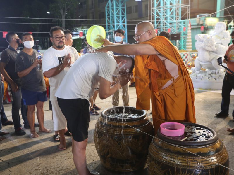 นครปฐม   หลวงพี่น้ำฝน วัดไผ่ล้อม จัดใหญ่ พิธีอาบน้ำคืนเพ็ญ วันลอยกระทง