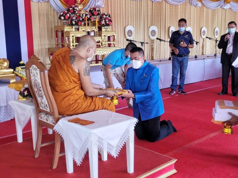 อำเภอเมืองปทุมธานี นำรายได้การสร้างวัตถุมงคล หลวงพ่อพัฒน์ พร้อมวัตถุมงคล มูลค่า 800,000 บาท ร่วมสมทบทุนบูรณปฏิสังขรณ์1วัด 2รพ.