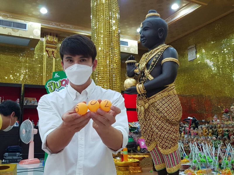 นครปฐม  นักแสดงหนุ่ม เล็ก เจษฎา เสี่ยงหยิบเลขกุมารทองสมบัติวัดไผ่ล้อม