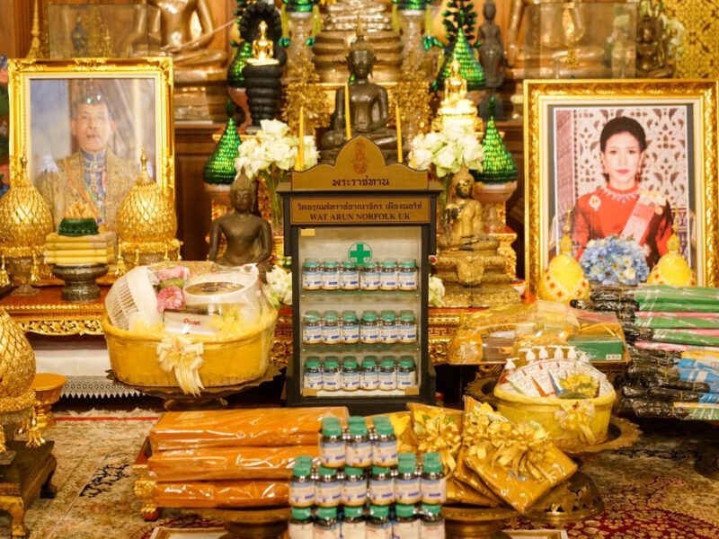 ผู้เเทนพระองค์ เชิญ ผ้าไตร ย่าม เครื่องสังฆทาน ตู้ยาพระราชทานถวายผู้ช่วยเจ้าอาวาสวัดอรุณราชวราราม