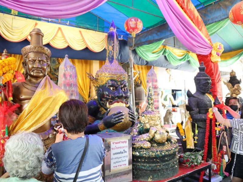 นครปฐม หลวงพ่อแป๊ะเกจิดังลุ่มน้ำท่าจีนจัดใหญ่คนแห่ไหว้พระราหูย้ายราศีแน่นวัด