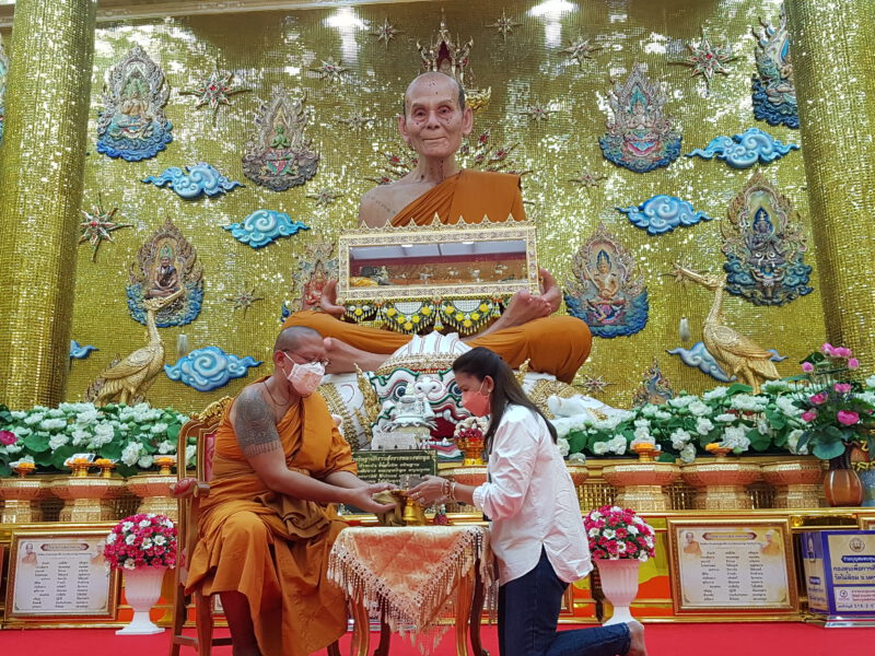 นครปฐม  สาวเจ้าของธุรกิจถวายเงินสามแสนหลังได้เลขเด็ดหน้าองค์หลวงพ่อพูล