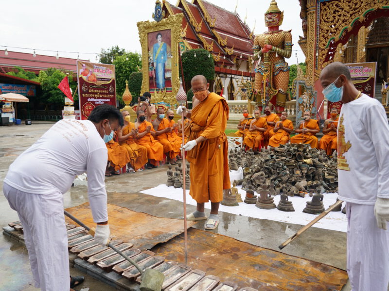 นครปฐม  วัดไผ่ล้อมเปิดกรุเก็บพระทองเหลืองนำมาหลอมเป็นเชื้อชนวนเททองหล่อพระองคุลีมาลเถระ