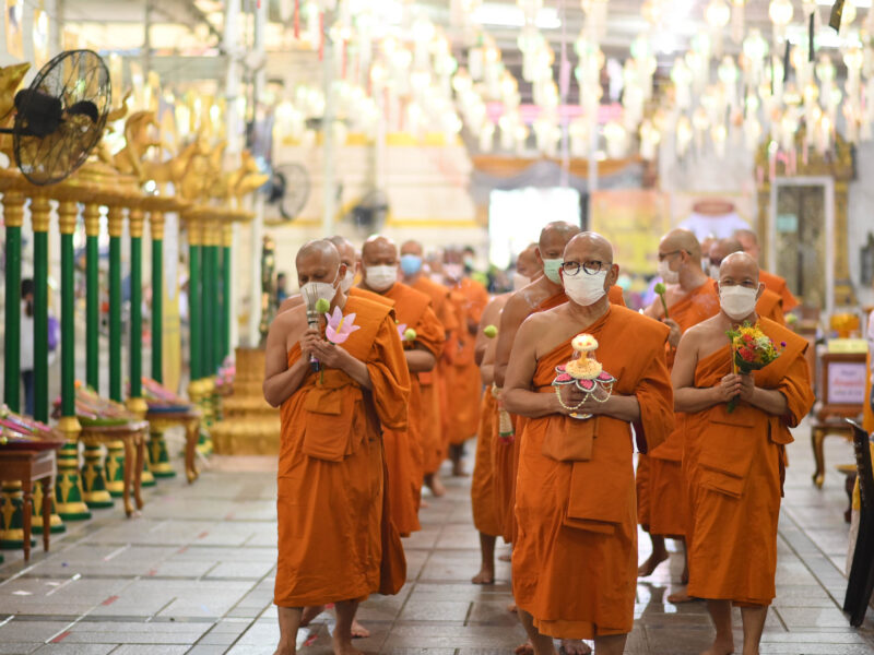 นครปฐม  ประชาชนจำนวนมากร่วมสืบสานวัฒนธรรมประเพณีชาวพุทธเวียนเทียนวันอาสาฬหบูชาวัดไร่ขิง