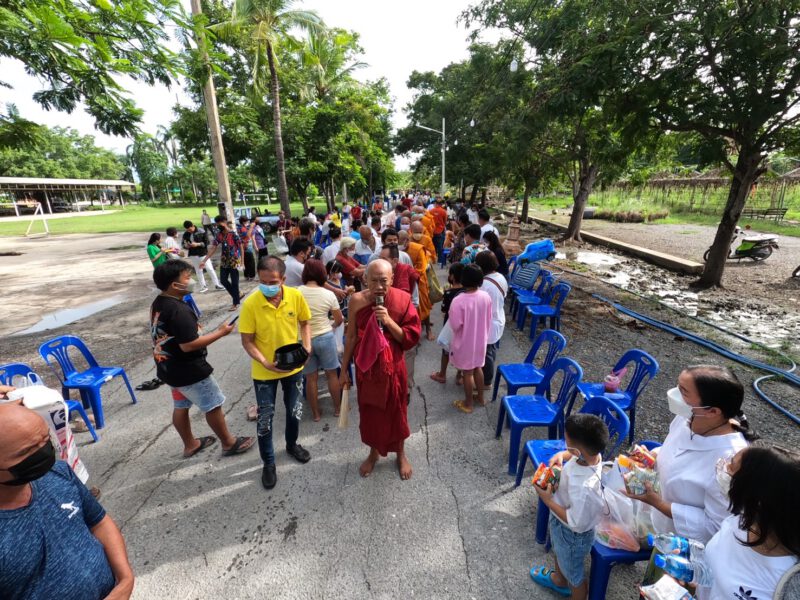 นครปฐม พุทธศาสนิกชนจำนวนมากทำบุญตักบาตรอาหารแห้ง วันเข้าพรรษาวัดสว่างอารมณ์