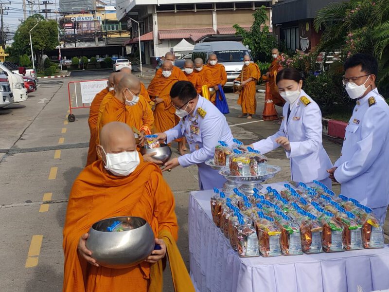 นครปฐม  นายอำเภอพุทธมณฑลนำพสกนิกรร่วมทำบุญตักบาตรถวายพระราชกุศล