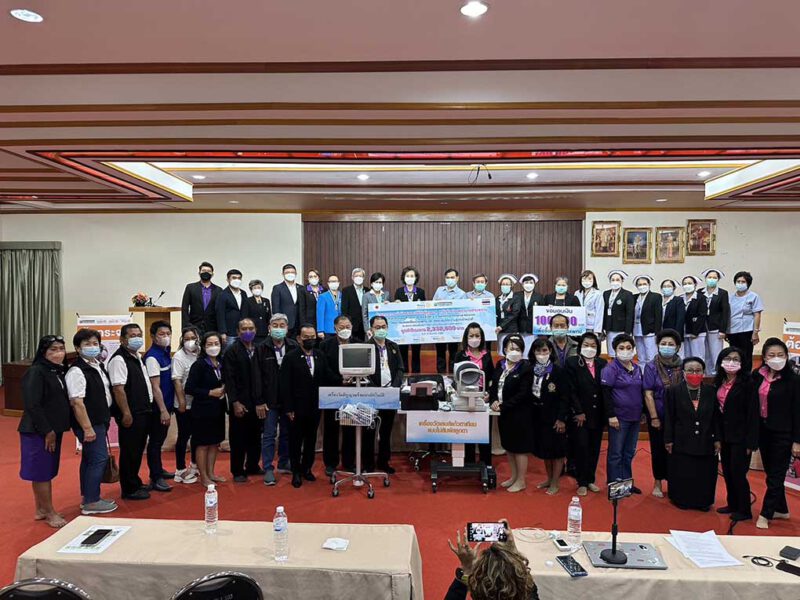 นครปฐม สโมสรโรตารีสนามจันทร์ มอบเครื่องตรวจวัดสายตาอัตโนมัติสำหรับผู้สูงอายุ ให้กับรพ.สามพราน