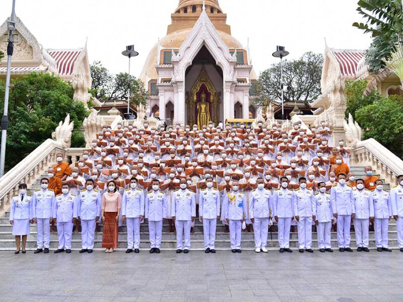 นครปฐม  มอบผ้าไตร และบรรพชาอุปสมบทพระภิกษุ โครงการบรรพชาอุปสมบท 99 รูป