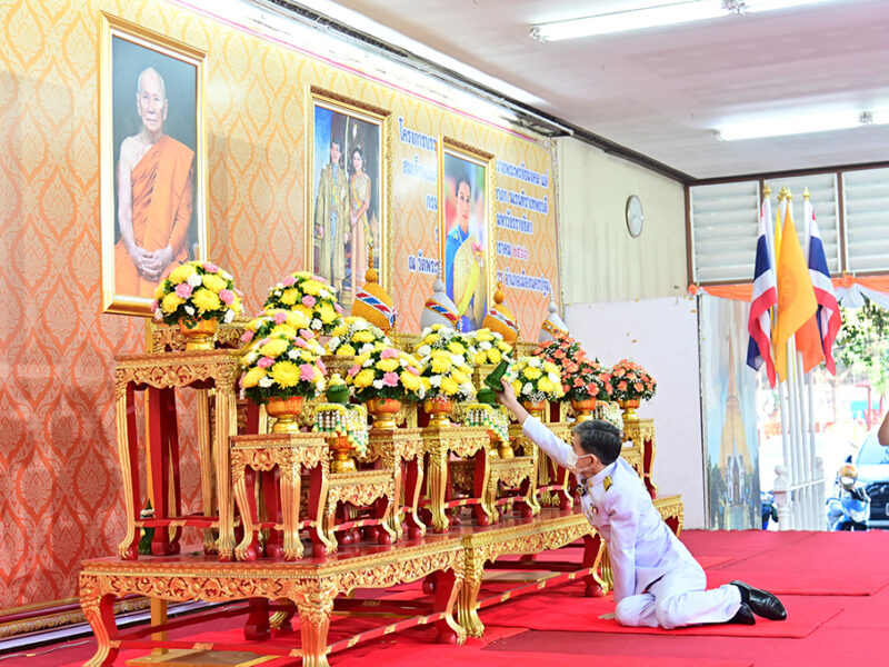 นครปฐม จัดพิธีทำบุญตักบาตรพระสงฆ์ 99 รูป โครงการบรรพชาอุปสมบท 99 รูป ถวายพระพรชัยมงคล