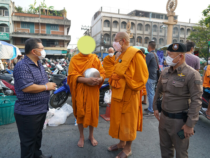 นครปฐม  หลวงพี่น้ำฝน ประธานพระวินยาธิการภาค14ตรวจสอบพระสงฆ์ นั่ง ยืน ปักหลัก บิณฑบาตร หน้าตลาด