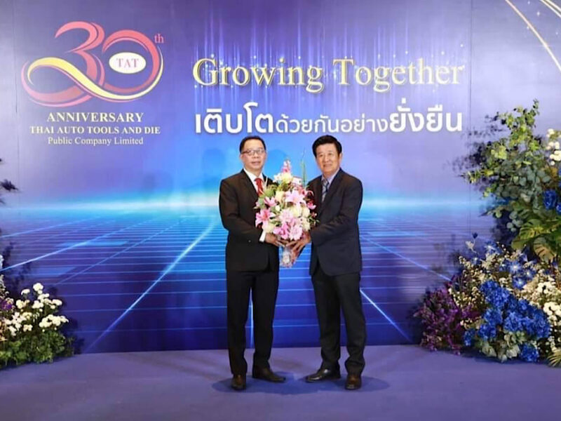 คณะผู้บริหาร มทร.รัตนโกสินทร์ยินกับ ดร.พยุง ศักดาสาวิตร  กรรมการสภามหาวิทยาลัยผู้ทรงคุณวุฒิ