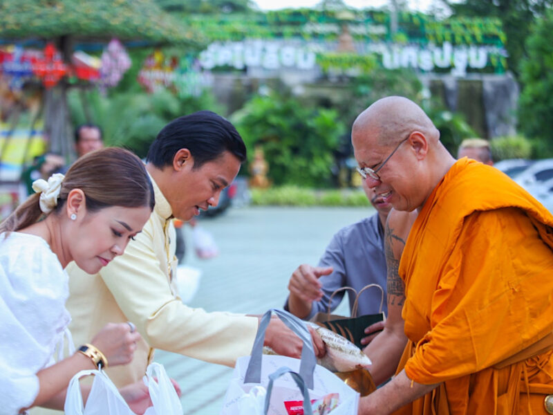 หลวงพี่น้ำฝนให้พรมงคลพิธีตักบาตรเทโว จาพนมเข้าร่วมพิธีวันบุญใหญ่