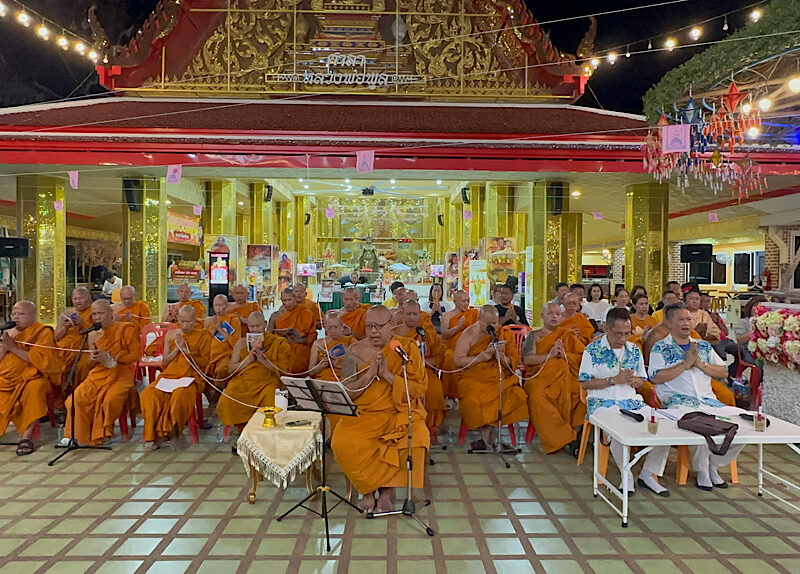 นครปฐม    หลวงพี่น้ำฝน สืบสานพิธีโบราณอาบน้ำคืนเพ็ญ จันทร์ซ้อนจันทร์ วันลอยกระทง