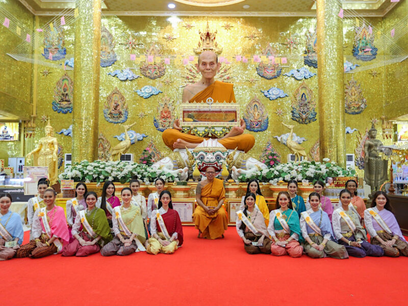 นครปฐม   สาวงาม21คนผู้เข้าประกวดมิสแกรนด์นครปฐม ขอพรหลวงพี่น้ำฝน ก่อนประกวดรอบสุดท้าย