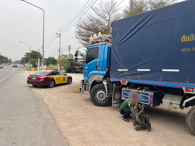 กาญจนบุรี   ตำรวจทางหลวงรวบหนุ่มขับรถบรรทุกมันใช้ใบชั่งน้ำหนักปลอมตบตาเจ้าหน้าที่สุดท้ายไม่รอด