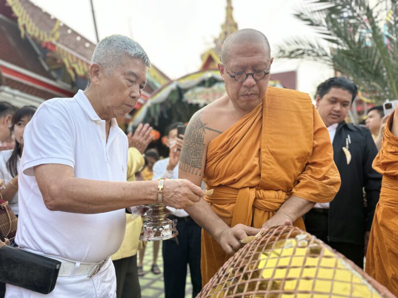 นครปฐม  วัดไผ่ล้อม ยกช่อฟ้า คอหวยแห่ดูเลขจุดประทัดหวังรวยโชค