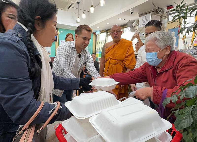 หลวงพี่น้ำฝน ปฎิบัติกิจนิมนต์ แจกทาน ผู้ยากไร้ฝั่งเกาลูน ฮ่องกง